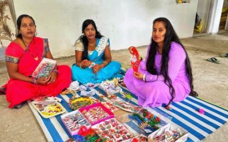 समूह की दीदियां बना रही सुंदर राखी, भाइयों की कलाई पर सजाएंगी बहने