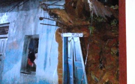 बारिश में मकान ढहने से फंसे परिवारको प्रशासन ने निकाला सुरक्षित