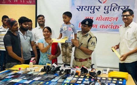 गुमा फोन वापस मिला तो चेहरे पर आई मुस्कान...