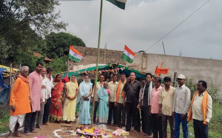सत्याग्रही किसानों ने सत्याग्रह स्थल पर फहराया झंडा