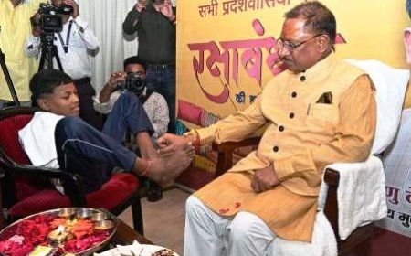 हाथ नहीं, पैरों से मुख्यमंत्री साय को वर्षा ने बांधी राखी