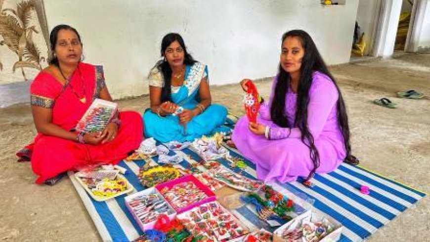 समूह की दीदियां बना रही सुंदर राखी, भाइयों की कलाई पर सजाएंगी बहने