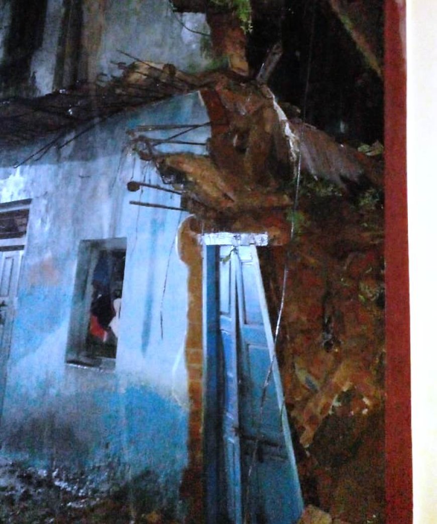 बारिश में मकान ढहने से फंसे परिवारको प्रशासन ने निकाला सुरक्षित