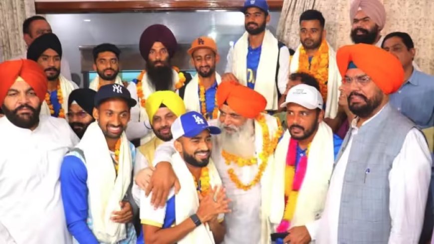 ओलिंपिक में मेडल जीतकर लौटे हॉकी प्‍लेयर्स का जोरदार स्‍वागत