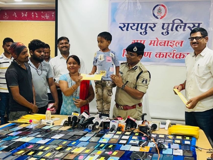 गुमा फोन वापस मिला तो चेहरे पर आई मुस्कान...