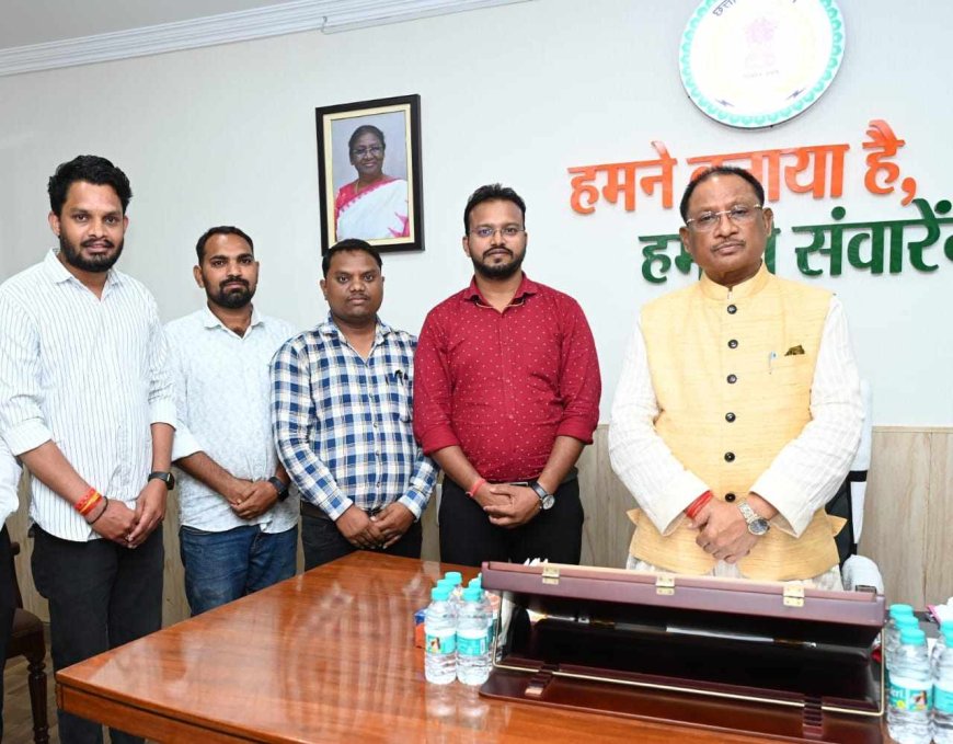 अर्द्ध रात्रि को मुख्यमंत्री से मिले मनरेगा कर्मचारी, नियमितीकरण की प्रक्रिया पूर्ण होने तक एच आर पालिसी लागू करने किया निवेदन