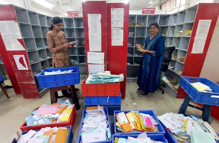 राखी के धागों की अहमियत बरकरार, डाकघरों से देश के साथ-साथ विदेशों में भी भाईयों के लिए बहनें भेज रही राखियाँ