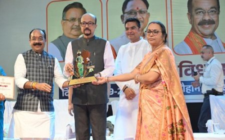 शिक्षकों का योगदान समाज के निर्माण में अत्यंत महत्वपूर्ण है