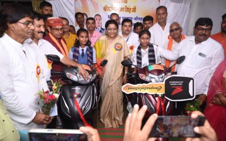 रेणुका सिंह ने टॉपर छात्राओं को सौंपी स्कूटी की चाबी,  इस साल के टॉपर्स को मिलेगा लैपटॉप, मुख्यमंत्री से मुलाकात, दिल्ली दर्शन भी...