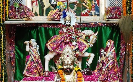 स्वर्ण जयंती महोत्सव पर अलग अलग समाज के पदाधिकरियों द्वारा की जा रही है बाबा रामदेव जी की आरती