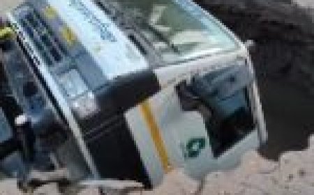 बीच रास्ते पर इतना बड़ा गड्ढा… समा गया नगर निगम का पूरा का पूरा ट्रक… मचा हड़कंप… वीडियो वायरल…