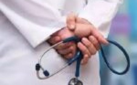 बिना डिग्री… 20 साल करता रहा सर्जरी… अपनी प्राइवेट समस्याओं से जुड़ी बीमारियों के इलाज के लिए आते थे लोग…एक गलती से खुला राज…