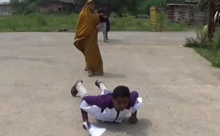 न्याय की गुहार: शाष्टांग करते कलेक्टोरेट पहुंचे दंपत्ति, 13 साल से मुआवजे का इंतजार