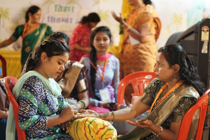 मुख्यमंत्री निवास में तीजा-पोला की धूम मुख्यमंत्री श्री विष्णु देव साय के आमंत्रण पर मुख्यमंत्री निवास पहुंची बहनें लगवा रहीं मेहंदी, पहन रहीं चूड़ियां....