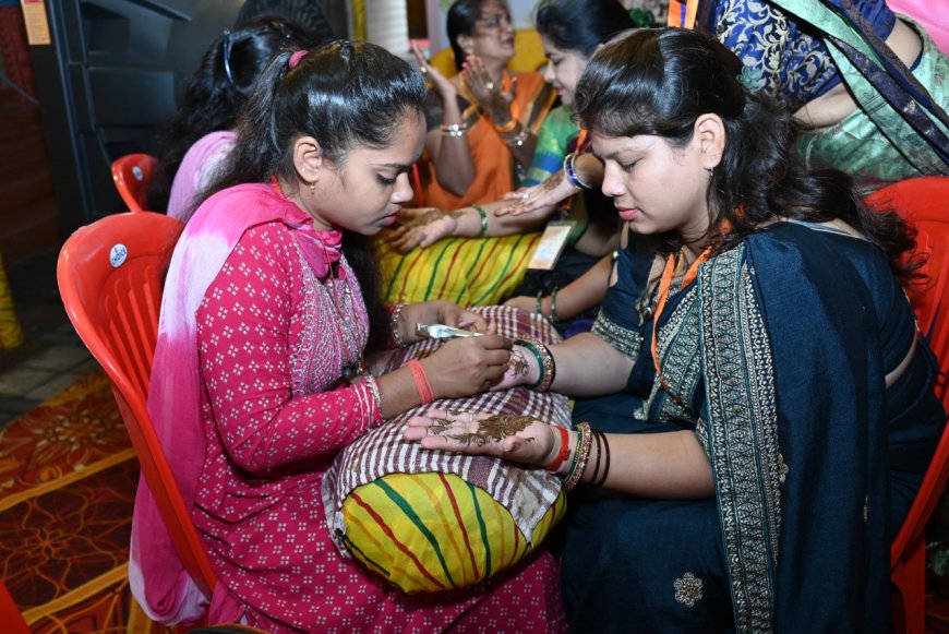 मुख्यमंत्री निवास में तीजा-पोला की धूम मुख्यमंत्री श्री विष्णु देव साय के आमंत्रण पर मुख्यमंत्री निवास पहुंची बहनें लगवा रहीं मेहंदी, पहन रहीं चूड़ियां....