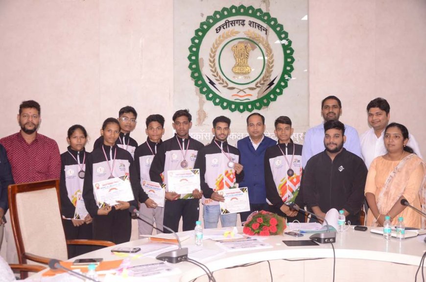 वेटलिफ्टिंग में पदक जीतने वाले खिलाड़ियों का  सम्मान