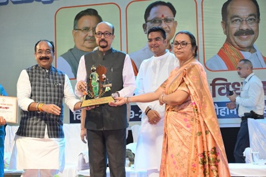 शिक्षकों का योगदान समाज के निर्माण में अत्यंत महत्वपूर्ण है