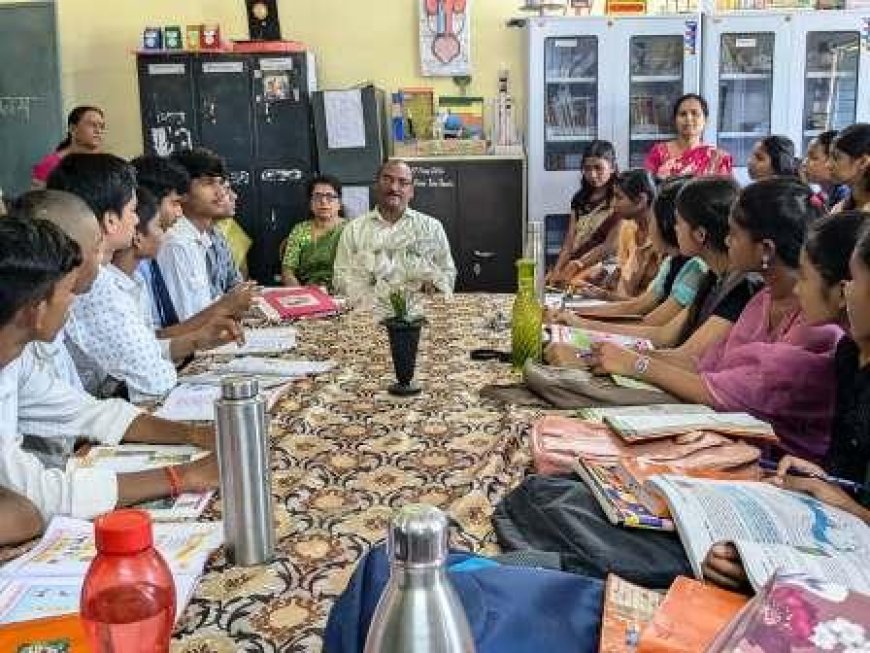 अनोखी पहल, बड़ी कक्षाओं के बच्चे बाल शिक्षक बनकर पढ़ा रहे छोटी कक्षा के बच्चों को