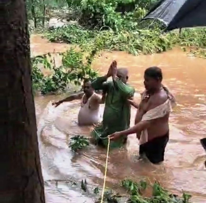 बाढ़ में फंसे नगर पंचायत अध्यक्ष, रेस्क्यू टीम ने सुरक्षित निकाला
