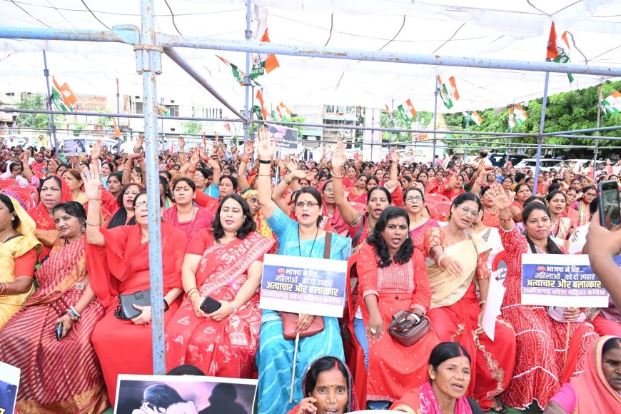 छत्तीसगढ़ में बढ़ते अपराध के खिलाफ महिला कांग्रेसियों का मुख्यमंत्री निवास घेराव, शामिल हुए भूपेश बघेल, कहा-आज प्रदेश में महिलाएं असुरक्षित और डरा हुआ महसूस कर रही हैं....