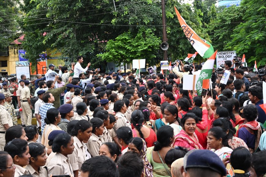 छत्तीसगढ़ में बढ़ते अपराध के खिलाफ महिला कांग्रेसियों का मुख्यमंत्री निवास घेराव, शामिल हुए भूपेश बघेल, कहा-आज प्रदेश में महिलाएं असुरक्षित और डरा हुआ महसूस कर रही हैं....