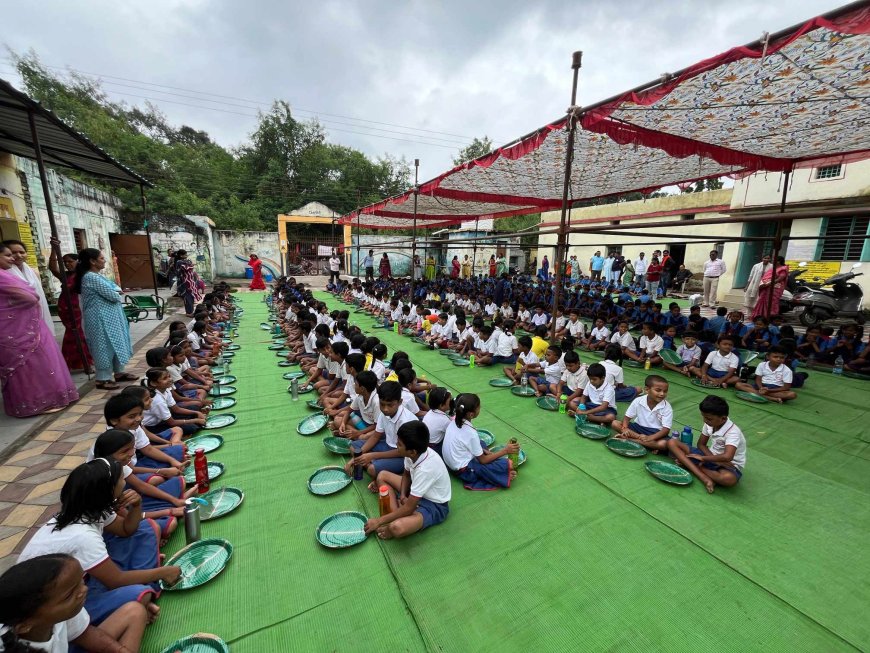 राधाअष्टमी पर बच्चों को भोजन एवं जरूरत की सामाग्री वितरण