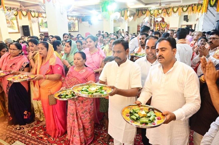 ध्वज यात्रा निकालकर बाबा का विशेष श्रृंगार करके लगाया गया 56 भोग