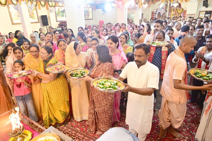 ध्वज यात्रा निकालकर बाबा का विशेष श्रृंगार करके लगाया गया 56 भोग