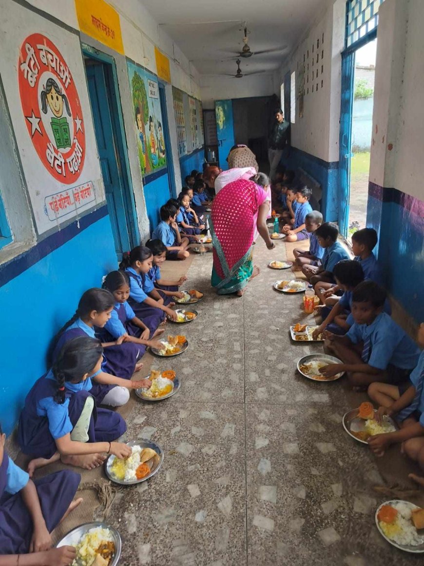 शासकीय रविशंकर प्राथमिक शाला रायगढ़ में हुआ न्यौता भोज