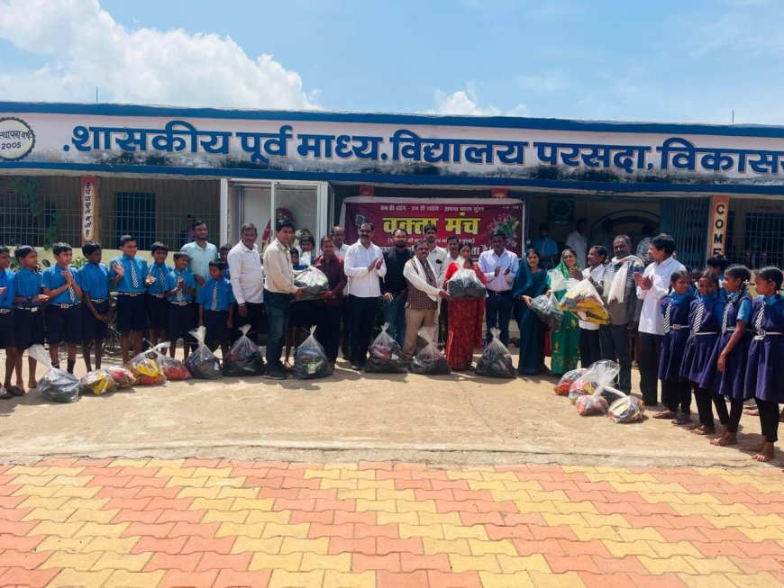 वक्ता मंच द्वारा ग्रामीण विद्यार्थियों हेतु नि :शुल्क चप्पल वितरण अभियान जारी