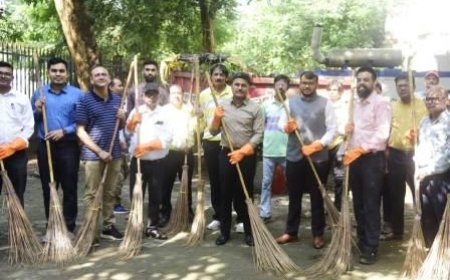 कलेक्टर ने थामी झाड़ू, परिसर से कचरा उठाया, कर्मचारियों को दिलाई स्वच्छता की शपथ