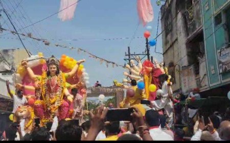 फूलों की वर्षा के साथ माता जी का आगमन