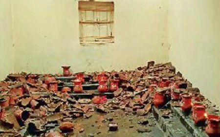 छप्पर तोड़कर ज्योति कक्ष में घुसे भालू, पी गए 60 दीपों का तेल