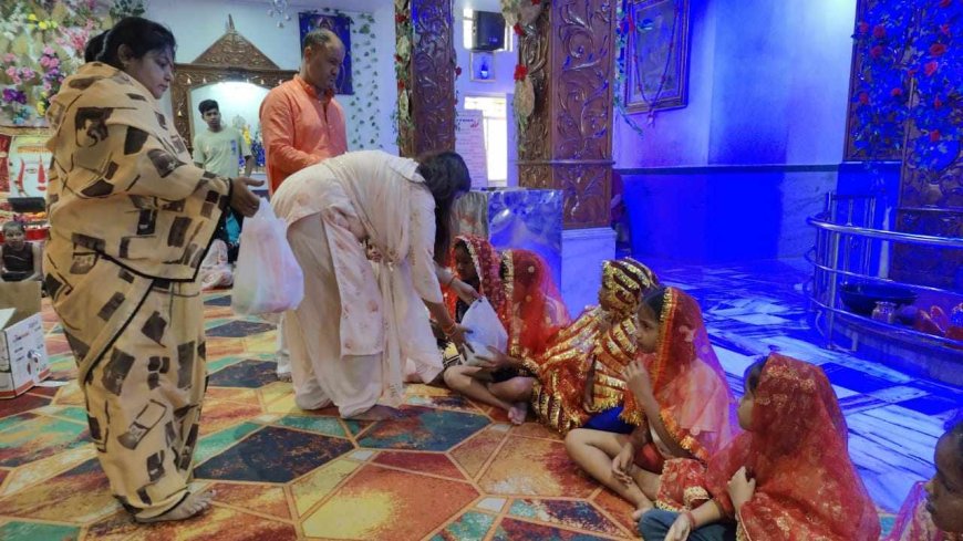 सत्तीचौरा दुर्गा मंदिर में पूरे नौ दिन कन्यामाताओं का पूजन कर कन्या भोज कराया जाता है