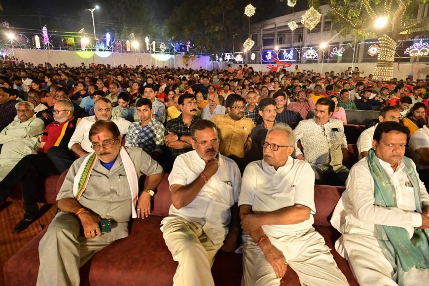 गंजपारा दुर्गा उत्सव समिति के कार्याक्रम में अनुज शर्मा संग झुम उठा पुरा शहर