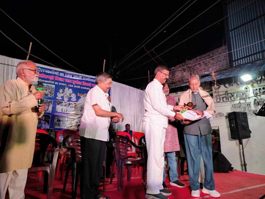 रजत जयंती राज्योत्सव छत्तीसगढ़ी फिल्म स्टार सुनील तिवारी सहित प्रदेश के 400 कलाकारों से हुआ भव्य शुभारंभ,दर्जनों राज्य आंदोलनकारियों का हुआ सम्मान, राज्य आंदोलनकारी 01नवंबर को करेंगे आतिशबाजी राज्य आंदोलनकारी स्थल छत्तीसगढ़ी भवन में बांटेंगे के लड्डू- दुबे