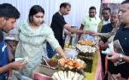 राज्योत्सव : फूड कोर्ट में छत्तीसगढ़ी व्यंजनों के स्वाद लेने लोगों की भीड़