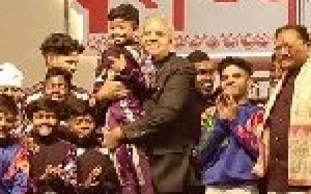 अबूझमाड़ के बच्चों के मलखंभ का अद्भुत प्रदर्शन देख इतने गदगद हुए उपराष्ट्रपति कि मंच पर वापस चढ़कर बच्चे को उठा लिया गोद में