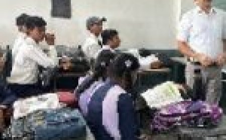 शिक्षा सचिव सिद्धार्थ कोमल सिंह परदेशी ने निभाई शिक्षक की भूमिका… विद्यार्थियों को सिखाया कृत्रिम उपग्रह का विज्ञान...