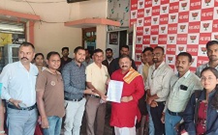 विष्णु सरकार अनियमित कर्मचारियों के मांगों के प्रति असंवेदनशील, सांसद संतोष पाण्डेय से मिलकर गुहार लगाई