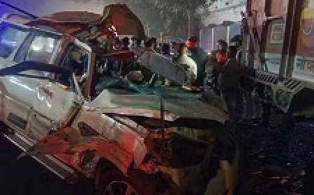 ट्रक से टकराई बारातियों से भरी स्कार्पियो, 3 की मौत, 4 घायल