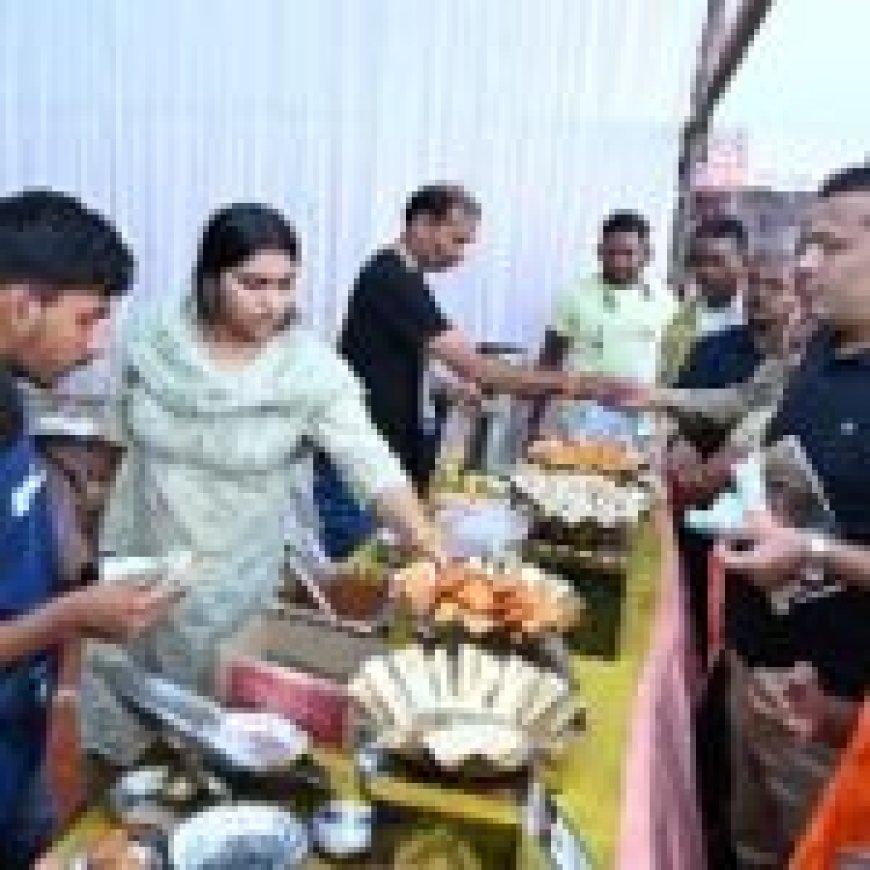 राज्योत्सव : फूड कोर्ट में छत्तीसगढ़ी व्यंजनों के स्वाद लेने लोगों की भीड़