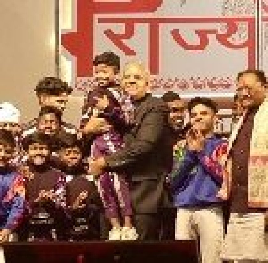 अबूझमाड़ के बच्चों के मलखंभ का अद्भुत प्रदर्शन देख इतने गदगद हुए उपराष्ट्रपति कि मंच पर वापस चढ़कर बच्चे को उठा लिया गोद में