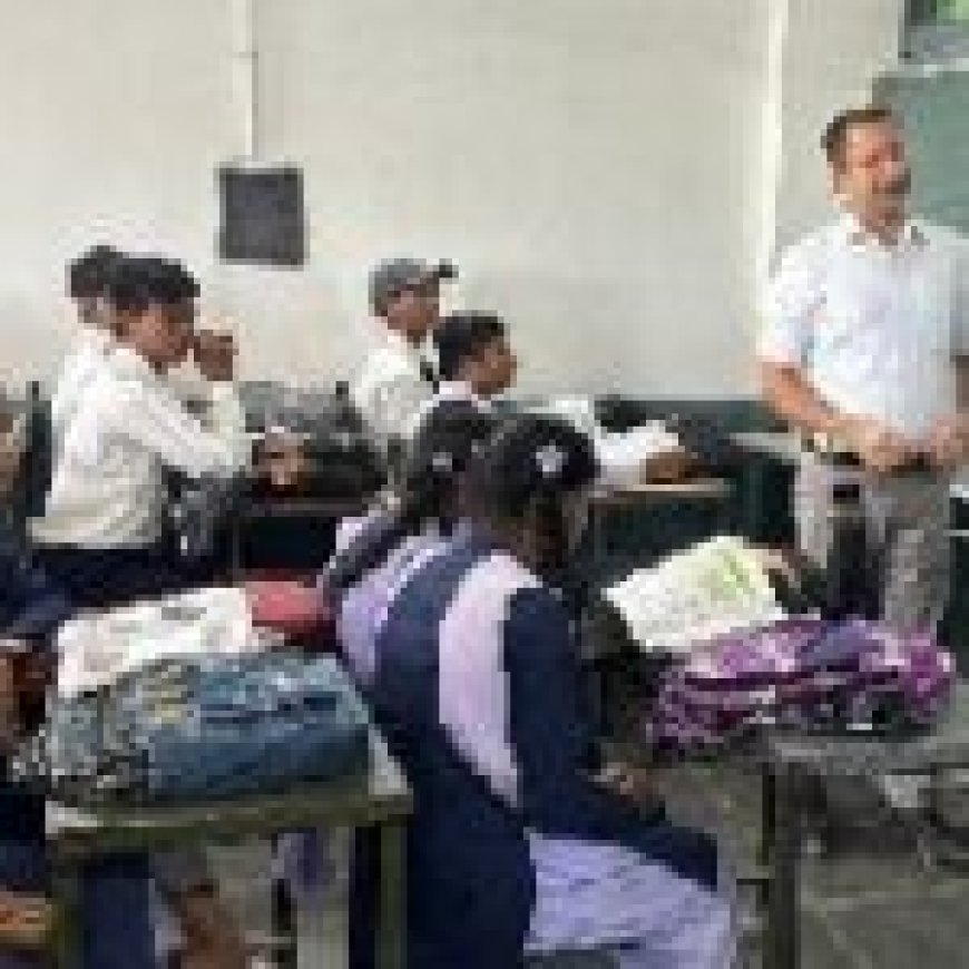 शिक्षा सचिव सिद्धार्थ कोमल सिंह परदेशी ने निभाई शिक्षक की भूमिका… विद्यार्थियों को सिखाया कृत्रिम उपग्रह का विज्ञान...