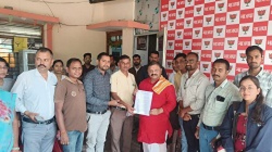 विष्णु सरकार अनियमित कर्मचारियों के मांगों के प्रति असंवेदनशील, सांसद संतोष पाण्डेय से मिलकर गुहार लगाई