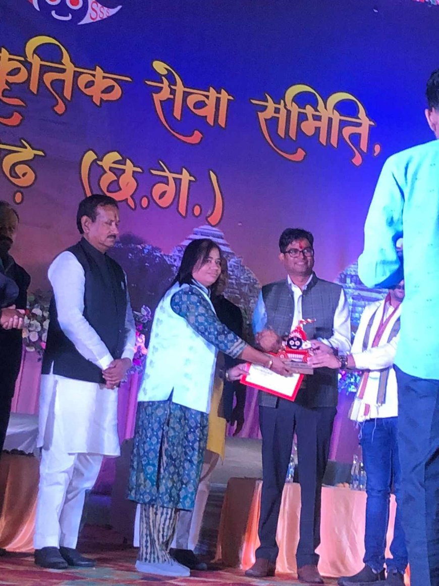 उत्कल सांस्कृतिक सेवा समिति रायगढ़ द्वारा डॉ.मनीषा त्रिपाठी हुई सम्मानित
