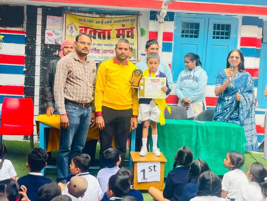 वक्ता मंच की टीम राजधानी के डगनिया स्थित सावित्री बाई फुले विद्यालय पहुंची