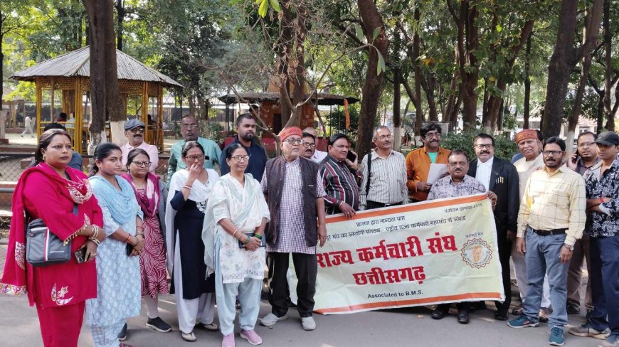 राज्य कर्मचारी संघ के आव्हान पर प्रभारबाद को समाप्त करने की मांग को लेकर कलेक्टर को सौंपा गया ज्ञापन