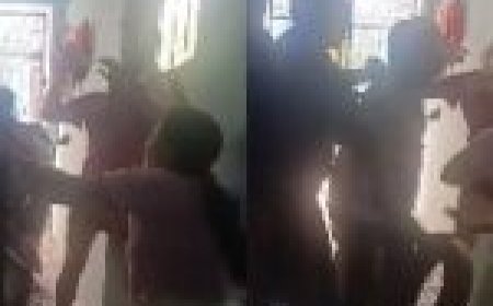 मकान मालिक ने 2 लड़कियों को लकड़ी और टायर से पीटा… चौंकाने वाला VIDEO आया सामने…