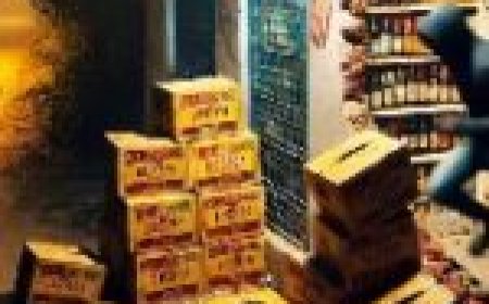 शराब की दुकान में घुसे चोर… 80 पेटी शराब और कैश लेकर हुए फरार… CCTV में कैद पूरी वारदात...